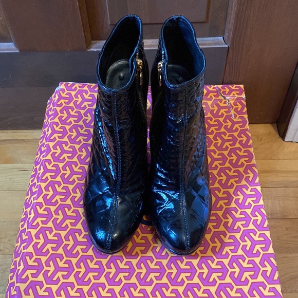 Tory Burch Leigh Black Patent Leather Croc Quilted Bootie Gold Hardware 9.5 - Picture 2 of 8